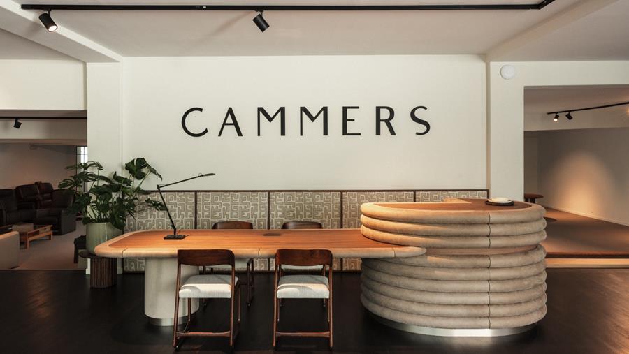 Bureau unique en noyer et en nubuck