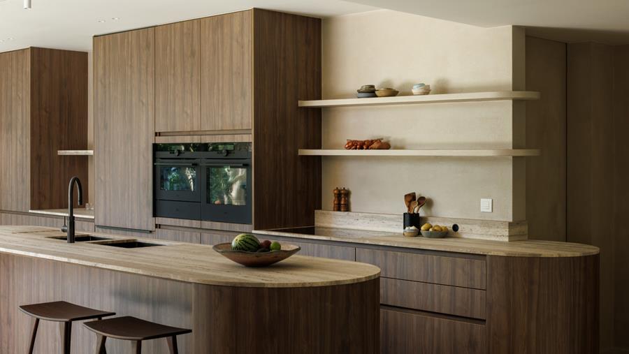 Lumière, travertin et harmonie: un intérieur sans limites